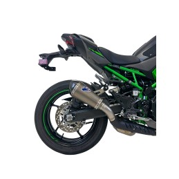 Silencieux Termignoni racing TITANE - CARBONE  pour Kawasaki Z 900 2024-2025, vue moto 1/2 arrière Silencieux Termignoni racing TITANE - CARBONE  pour Kawasaki Z 900 2024-2025, vue moto 1/2 arrière